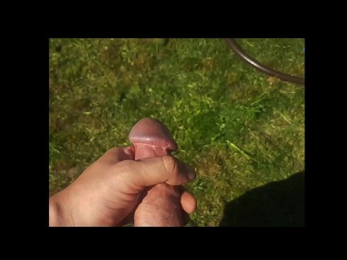 ❤️ Vroča lepotica dobi svojo rožnato pičko, ki jo jebe, in se zraven cmeri s curkom na poletnem vrtu ❤ Slute na porno sl.liporno.ru ❌❤